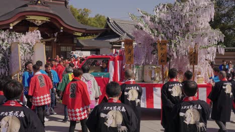 Festival-Car-arrives-at-Tagata-Shrine-for-Honensai-Matsuri