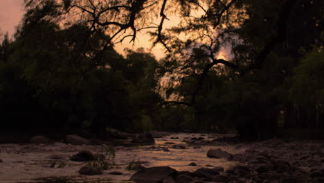 Fluss-Bei-Sonnenuntergang