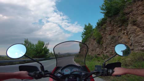Motorradfahren-Auf-Dem-Berg-Penteli-In-Griechenland