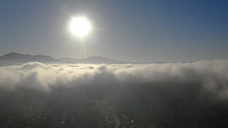 Vista-Aérea-De-Niebla-Baja-Sobre-Montañas-En-San-Diego-Durante-El-Amanecer