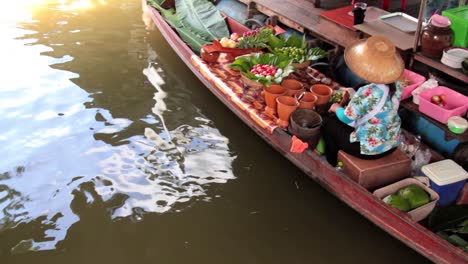 Woman-making-Thai-food-on-her-boat-in-Thai-floating-market