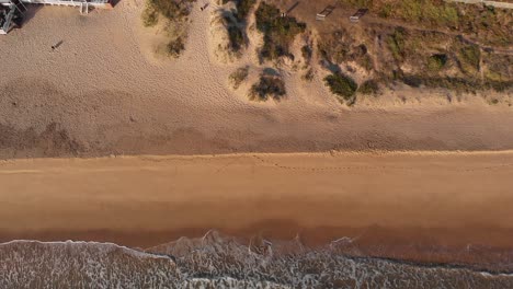 Drohnen-Dolly-Aufnahme-Des-Strandes-In-Mosselbaai,-Südafrika