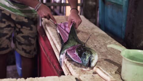 Fish-cutting-in-Bali-fish-market