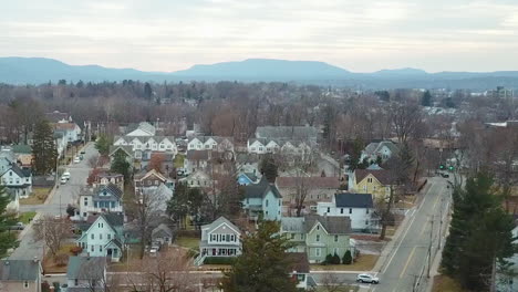 Drone-footage-of-homes-in-Beacon,-New-York-in-the-Hudson-Valley-in-winter