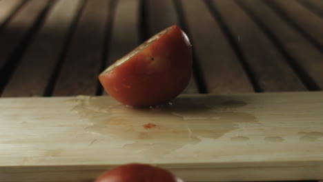 Zeitlupe,-In-Der-Tomaten-Auf-Einem-Schneidebrett-Geschnitten-Werden