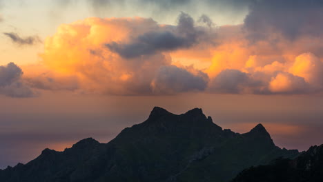 Teneriffa-Anaga-Dramatische-Orangefarbene-Wolken-über-Den-Bergen