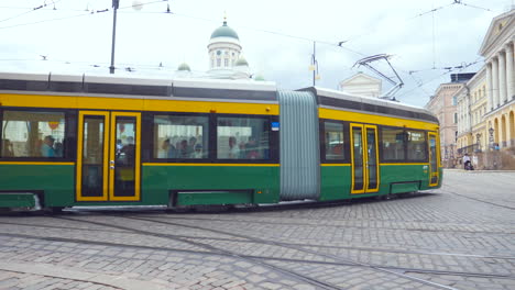 Die-Stadt-Helsinki-Ist-Durch-Ein-Dichtes-öffentliches-Verkehrsnetz-Abgedeckt