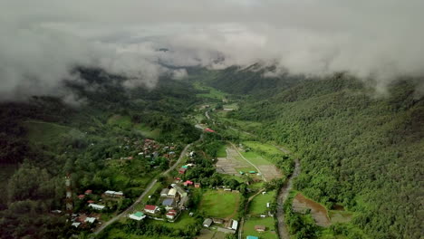 Luftaufnahme,-Die-Während-Der-Regenzeit-über-Dem-üppig-Grünen-Tropischen-Regenwaldberg-Mit-Regenwolkendecke-Auf-Dem-Reservierten-Nationalpark-Des-Doi-Phuka-berges-Im-Nordthailand-Fliegt