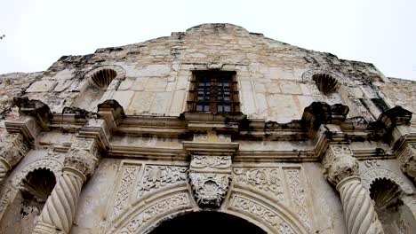 Das-Alamo-Ist-Wahrscheinlich-Eines-Der-Bekanntesten-Gebäude-Der-Welt-Und-Verdeckt-Ein-Wenig-Die-Schreckliche-Schlacht,-Die-Hier-Im-Jahr-1835-Tobte