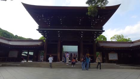 POV,-Meiji-Shinto-Shrine-entrance-walking
