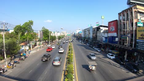 Eine-Zeitrafferaufnahme-Des-Verkehrs-In-Thailand,-Rayong