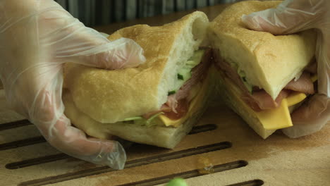 Ein-Köstliches-Sandwich-In-Zwei-Teile-Schneiden