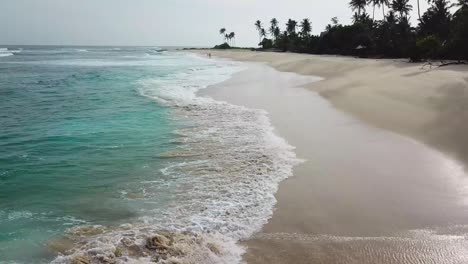 Puedes-Ver-Una-Ola-Aplastando-La-Arena-De-Una-Increíble-Playa-De-Sri-Lanka