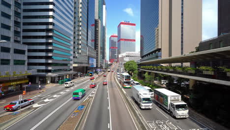 Hong-Kong---Alrededor-De-Una-Panorámica-Panorámica-Lenta-De-Una-Concurrida-Calle-De-Hong-Kong-Con-Tráfico-Al-Mediodía