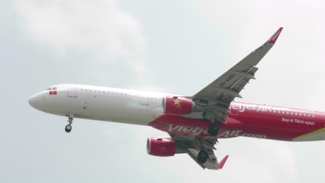 Vietjet-Air-Airbus-A321-211-VN-A685-Nähert-Sich-Vor-Der-Landung-Dem-Flughafen-Suvarnabhumi-In-Bangkok-In-Thailand