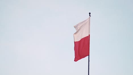 Polnische-Flagge-Weht-Auf-Wind---Zeitlupe