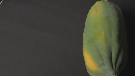 Frische-Papayafrucht-Isoliert-Auf-Schwarzem-Hintergrund