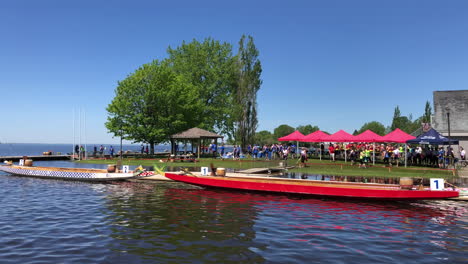 Rotes-Drachenboot-Bereit-Für-Das-Rennen-In-Lachine,-Montreal