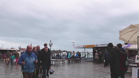 Eine-Menge-Touristen,-Die-An-Einem-Grauen-Tag-Am-Ufer-Von-Venedig-Entlang-Spazieren