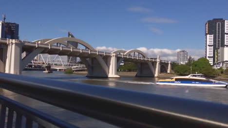 Gato-De-La-Ciudad-De-Brisbane-Navega-Bajo-El-Puente-Sobre-El-Río