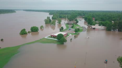 Historische-Überschwemmung-Des-Arkansas-River-2019.-Häuser-Unter-Wasser-Neben-Dem-Fluss