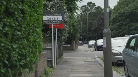 Immobilienmakler-Zum-Verkauf-In-Einer-Wohnstraße-Im-Südwesten-Londons