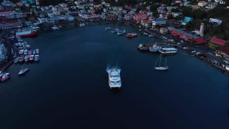 Ferry-Osprey-Saliendo-Del-Puerto-De-St-George,-Granada