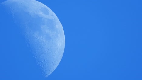 Die-Mondsichel-Bewegt-Sich-In-Echtzeit-Am-Blauen-Nachmittagshimmel