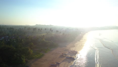 Rotierende-Luftaufnahme-Von-Weligama-Beach,-Sri-Lanka-Bei-Sonnenaufgang