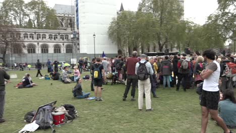 Crowds-gather-to-listen-to-speakers-at-the-extinction-rebellion-protest-on-Parliament-Square,-London,-UK