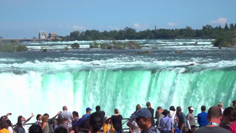 Panning-out-from-a-closeup-of-the-falls,-with-tourists-in-the-foreground