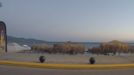 Vista-Desde-Una-Ventana-Lateral-De-Un-Auto-En-La-Playa-De-Kalamata,-Grecia