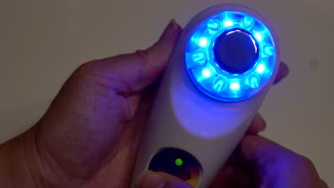 Un-Producto-Popular-Para-El-Cuidado-De-La-Piel-Con-Luces-LED-De-Colores-Que-Combaten-Diferentes-Problemas-De-La-Piel-Con-Solo-Hacer-Clic-En-Un-Botón