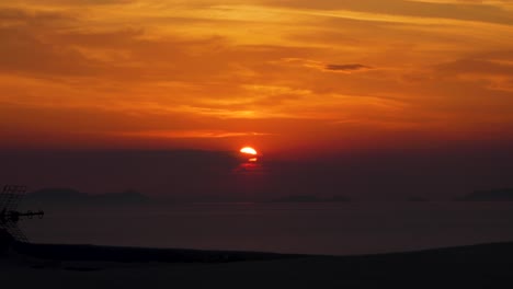 Beautiful-Handheld-Shot-of-The-Famous-Sunset-in-Oia,-Santorini-Greece