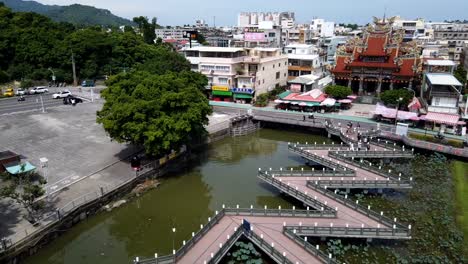 Un-Lapso-De-Tiempo-Del-Puente-De-Las-Pagodas-Del-Dragón-Y-El-Tigre-En-Kaohsiung,-Taiwán