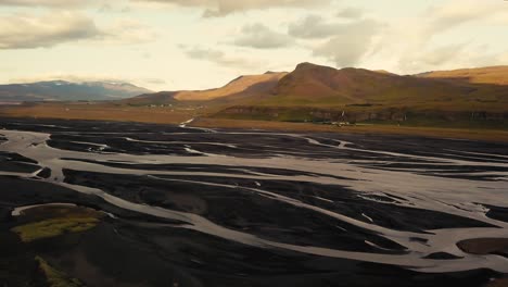 Verschiedene-Drohnenaufnahmen-Eines-Isländischen-Gletscherflusses-Im-Wunderschönen-Sonnenuntergangslicht