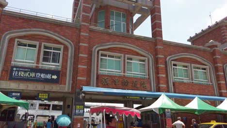 Die-Majestätische-Cijin-Fährstation-In-Der-Stadt-Kaohsiung,-Taiwan