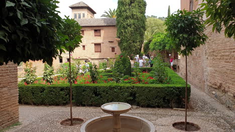 La-Gente-Visita-La-Corte-De-La-Lindaraja-En-La-Alhambra,-Granada,-España
