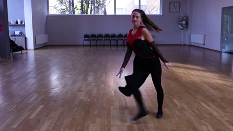 Bailarina-Profesional-Y-Apasionada-En-Cámara-Lenta-Da-Una-Vuelta-En-Sus-Manos
