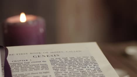 Brennende-Kerze-Bei-Genesis-Bibellesung