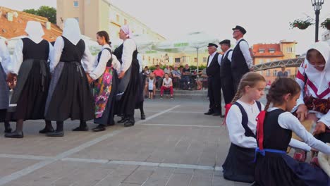 Volkstanzgruppe-Führt-Eine-Show-Für-Touristen-In-Zagreb,-Kroatien-Auf