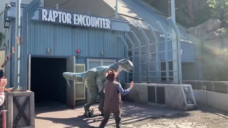 Raptor-Blue-and-its-trainer-at-"Raptor-Encounter"-inside-Universal-Studios-newly-opened-Jurassic-World-attraction