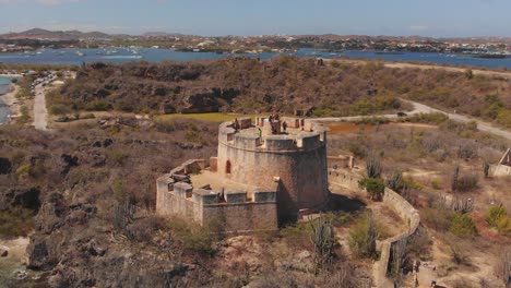 Ein-Historisches-Wahrzeichen-östlich-Der-Stadt-Willemstad-Auf-Der-Karibikinsel-Curaçao-Ist-Die-Festung-Beekenburg