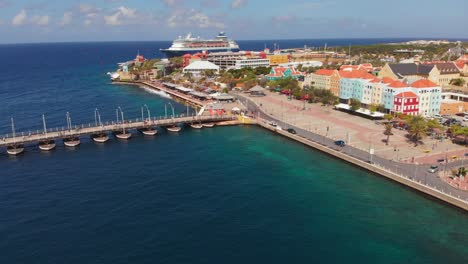 Epic-aerial-connects-the-Punda-and-Otrobanda-neirghbourhoods-in-Willemstad,-Curacao