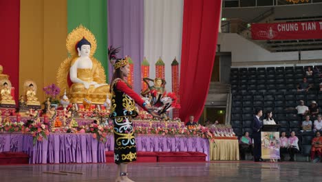 Indonesische-Frauen-Tanzen-Bauchtanz-Mit-Kerzenhalter-Auf-Dem-Kopf-Während-Des-Buddha-geburtstagsfestivals,-Brisbane-2018