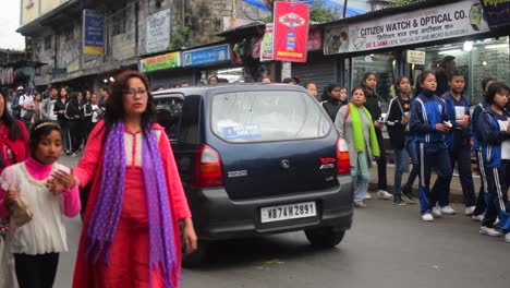 Eine-Bestimmte-Anzahl-Von-Indianern,-Die-Durch-Die-Marktstraßen-Von-Darjeeling-Spazieren
