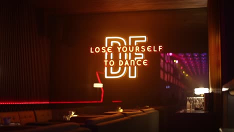 „Verliere-Dich-Beim-Tanzen“-LED-Schild