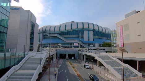 Escaleras-Que-Conducen-A-La-Pintoresca-Cúpula-Multiusos-Kyocera-Dome-Osaka,-Japón