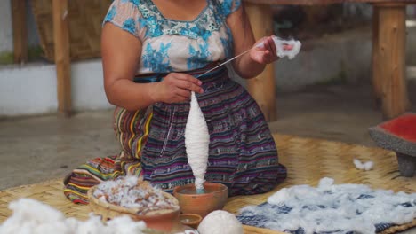 Eine-Guatemaltekische-Frau-Demonstriert-Die-Altmodische-Technik-Des-Einfädelns-Von-Baumwolle