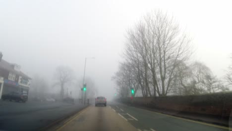 Pov-Dashboard-Fahren-Im-Britischen-Nebelwetter-Stadtverkehr